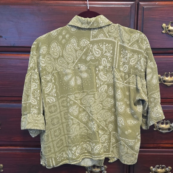 Zara Olive Green & White Bandana Print Button Down Boxy Cropped Shirt. - Picture 5 of 9
